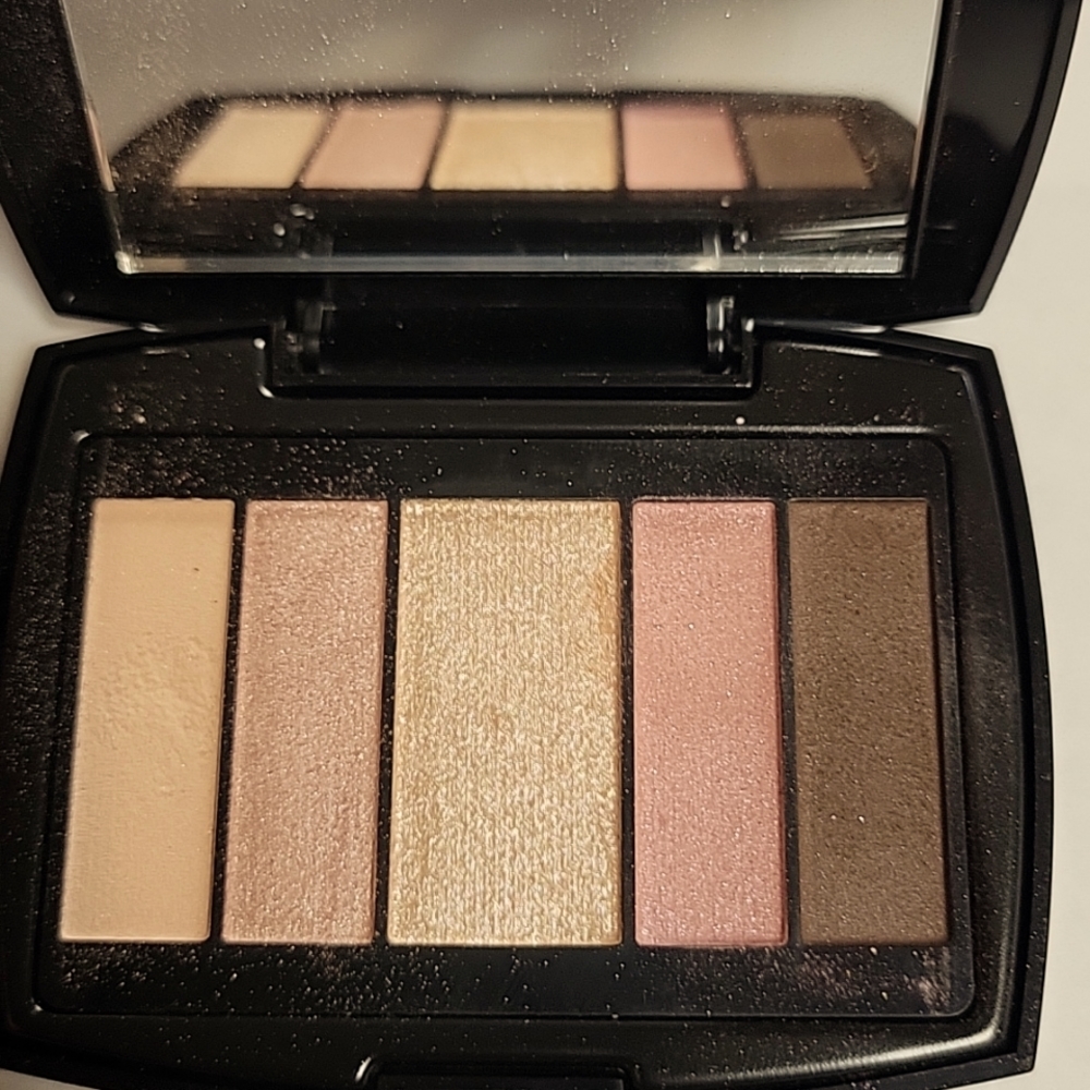 Sensational effects, smooth hold eye shadow mirrored compact palette.